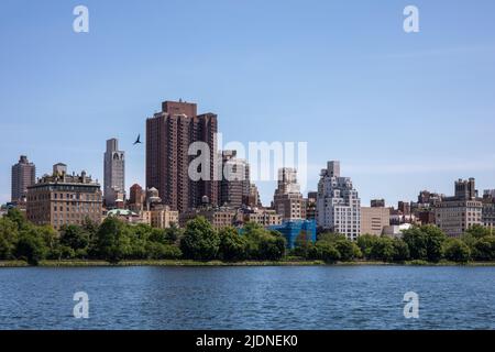 Wohngebäude in der Upper East Side hinter dem Jacqueline Kennedy Onassis Reservoir in Manhattan, New York City, USA Stockfoto