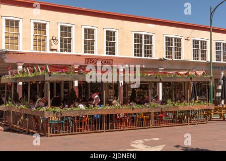 Gäste, die im Freien im Plaza Cafe auf der historischen Santa Fe Plaza, Santa Fe, New Mexico, sitzen. Stockfoto