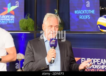 Klaus Drauschke (Präsident Bayerischer Volleyballverband) bei der Verlosung der Beachvolleyball-Europameisterschaften 2022 im Mini-Pavillon, München. Sven Beyrich/SPP Stockfoto