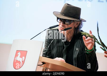 Hannover, Deutschland. 22.. Juni 2022. Der Musiker Udo Lindenberg hält eine Laudation für den Komiker Otto Waalkes, der bei der Verleihung des Niedersächsischen Staatspreises im Congress Centrum Hannover geehrt wird. Kredit: Michael Matthey/dpa/Alamy Live Nachrichten Stockfoto