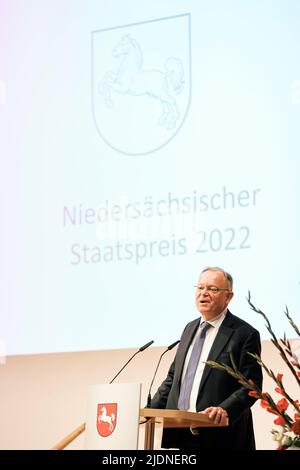 Hannover, Deutschland. 22.. Juni 2022. Stephan weil (SPD), Ministerpräsident von Niedersachsen, hält eine Rede bei der Verleihung des Niedersächsischen Staatspreises im Hannover Congress Centrum. Kredit: Michael Matthey/dpa/Alamy Live Nachrichten Stockfoto