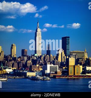 New York 1980s, East River, Skyline von Lower Manhattan von Brooklyn, Empire State Building in der Ferne, New York City, NYC, NY, USA, Stockfoto