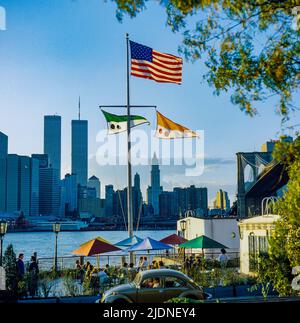 New York 1980s, River Café Terrasse, Flaggen, Brooklyn, East River, WTC World Trade Center Twin Towers, vor dem 9 11 2001 9/11/2001, Skyline von Manhattan, New York City, NY, NYC, USA, Stockfoto