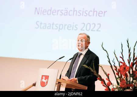 Hannover, Deutschland. 22.. Juni 2022. Stephan weil (SPD), Ministerpräsident von Niedersachsen, hält eine Rede bei der Verleihung des Niedersächsischen Staatspreises im Hannover Congress Centrum. Kredit: Michael Matthey/dpa/Alamy Live Nachrichten Stockfoto