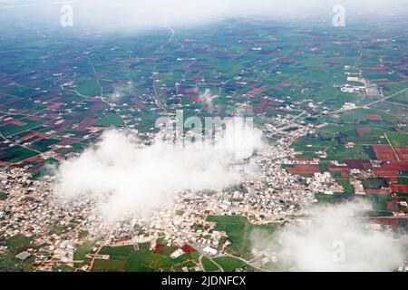 Blick auf die Stadt aus der Luft in Zypern Stockfoto