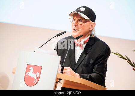 Hannover, Deutschland. 22.. Juni 2022. Der Komiker Otto Waalkes hält nach der Verleihung des Niedersächsischen Staatspreises im Congress Centrum Hannover eine Dankesrede. Kredit: Michael Matthey/dpa/Alamy Live Nachrichten Stockfoto