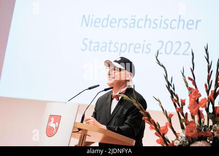 Hannover, Deutschland. 22.. Juni 2022. Der Komiker Otto Waalkes hält nach der Verleihung des Niedersächsischen Staatspreises im Congress Centrum Hannover eine Dankesrede. Kredit: Michael Matthey/dpa/Alamy Live Nachrichten Stockfoto