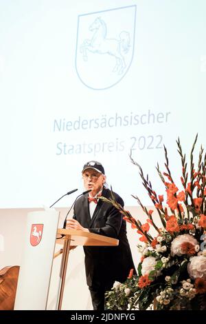 Hannover, Deutschland. 22.. Juni 2022. Der Komiker Otto Waalkes hält nach der Verleihung des Niedersächsischen Staatspreises im Congress Centrum Hannover eine Dankesrede. Kredit: Michael Matthey/dpa/Alamy Live Nachrichten Stockfoto