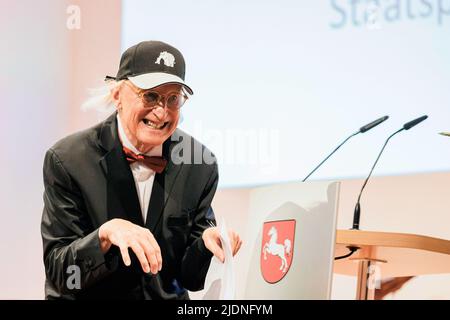 Hannover, Deutschland. 22.. Juni 2022. Komiker Otto Waalkes tritt nach seiner Dankesrede bei der Verleihung des Niedersächsischen Staatspreises im Hannover Congress Centrum von der Bühne. Kredit: Michael Matthey/dpa/Alamy Live Nachrichten Stockfoto