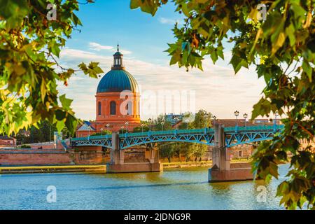 Toulouse, Frankreich. Stadtbild mit dem Fluss Garonne und La Grave Kuppel im Hintergrund bei Sonnenuntergang Stockfoto