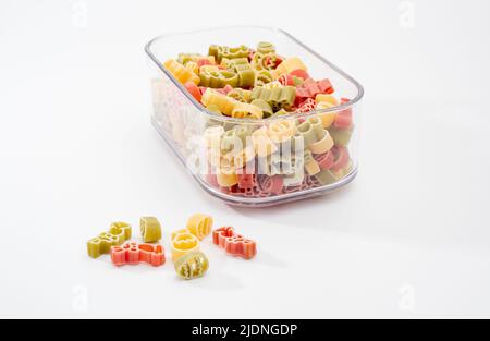 Rohe Pasta. Vermicelli in verschiedenen Farben. Pasta auf weißem Hintergrund. Stockfoto