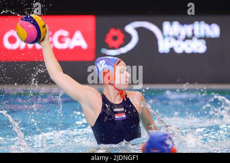 DEBRECEN, UNGARN - 22. JUNI: Nina ten Broek aus den Niederlanden während der FINA World Championships Budapest 2022 Spiel zwischen den Vereinigten Staaten von Amerika und den Niederlanden am 22. Juni 2022 in Debrecen, Ungarn (Foto: Albert ten Hove/Orange Picts) KNZB Stockfoto