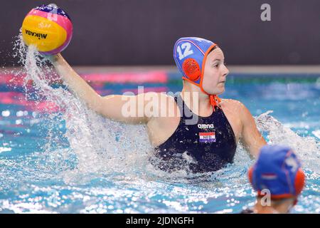 DEBRECEN, UNGARN - 22. JUNI: Nina ten Broek aus den Niederlanden während der FINA World Championships Budapest 2022 Spiel zwischen den Vereinigten Staaten von Amerika und den Niederlanden am 22. Juni 2022 in Debrecen, Ungarn (Foto: Albert ten Hove/Orange Picts) KNZB Stockfoto