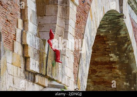 Toulouse, Frankreich. 24.Mai 2022. Diese kleine Skulptur des roten Mannes des französischen Künstlers James Colomina befindet sich im Pont-Neuf in Toulouse, Frankreich. Stockfoto