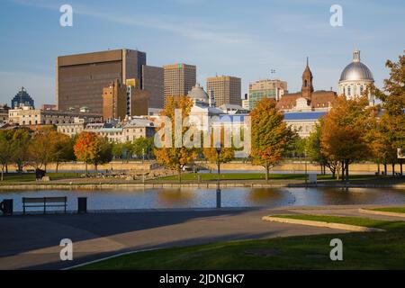 Skyline von Old Montreal, aufgenommen vom Bonsecours Basin im Herbst, Quebec, Kanada. Stockfoto