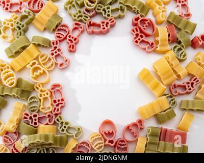 Rohe Pasta. Vermicelli in verschiedenen Farben. Pasta auf weißem Hintergrund. Stockfoto