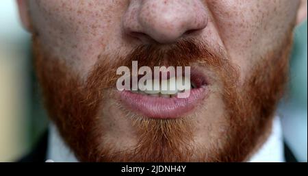 Wütend Mann Emotion, Nahaufnahme Person Lippen und Mund ändern Stimmung verärgert und wütend, Gesicht Porträt rothaarig Stockfoto