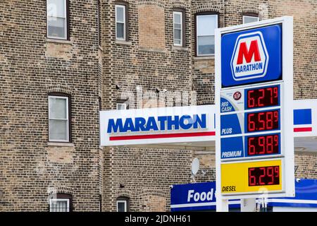 Chicago, USA. 22.. Juni 2022. Eine Marathon-Tankstelle zeigt am 22. Juni 2022 auf ihrem Festzelt in Chicago, Illinois, USA, Rekordpreise. Die hohen Gaspreise haben Autofahrer in allen Bundesstaaten getroffen, wobei einige Staaten eine größere Belastung als andere tragen. (Foto: Alexandra Buxbaum/Sipa USA) Quelle: SIPA USA/Alamy Live News Stockfoto