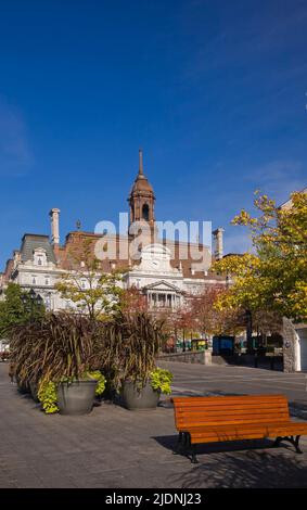 Place Jacques-Cartier und Montreal City Hall Gebäude im Herbst, Quebec, Kanada. Stockfoto