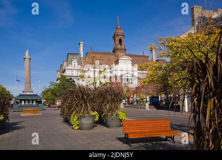 Place Jacques-Cartier und Montreal City Hall Gebäude im Herbst, Quebec, Kanada. Stockfoto