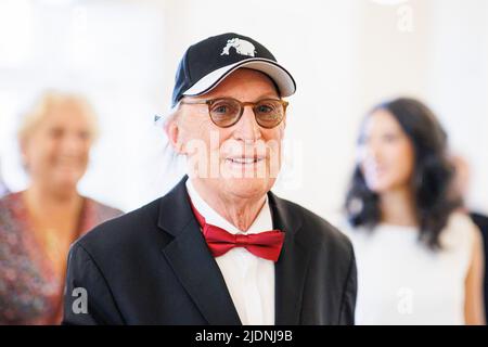 Hannover, Deutschland. 22.. Juni 2022. Der Komiker Otto Waalkes kommt vor Beginn der Festveranstaltung im Hannover Congress Centrum an. Kredit: Michael Matthey/dpa/Alamy Live Nachrichten Stockfoto