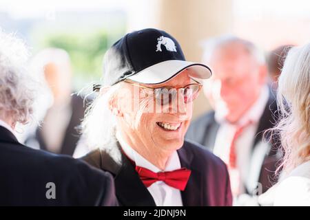 Hannover, Deutschland. 22.. Juni 2022. Der Komiker Otto Waalkes steht vor dem Hannover Congress Centrum vor dem Festakt. Kredit: Michael Matthey/dpa/Alamy Live Nachrichten Stockfoto