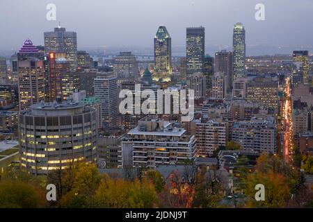 Die Skyline von Montreal bei Sonnenuntergang im Herbst, aufgenommen vom Mount Royal belvedere, Quebec, Kanada. Stockfoto