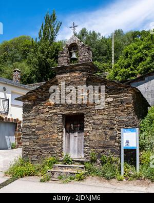 Spanien, Galicien. Alte Steinkapelle auf dem Jakobsweg nach Triacastela. Stockfoto