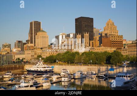 Jachthafen im alten Hafen von Montreal und Skyline bei Sonnenaufgang, Montreal, Quebec, Kanada. Stockfoto