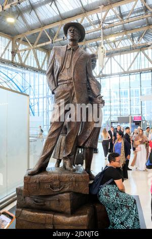 Waterloo Station, London, Großbritannien 22.. Juni 2022. The National Windrush Monument in Waterloo Station, von Basil Watson, dem jamaikanischen Künstler. Kredit: Matthew Chattle/Alamy Live Nachrichten Stockfoto