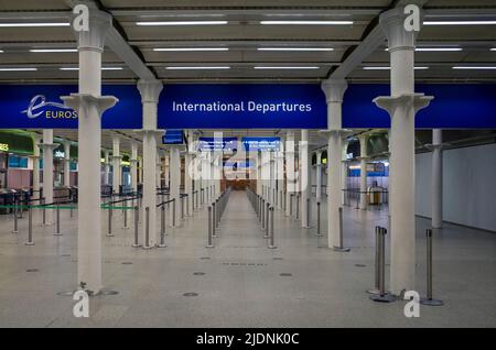 Leere internationale Eurostar-Abfahrten am Bahnhof St Pancras International in London - 2021, während der Sperre. Stockfoto