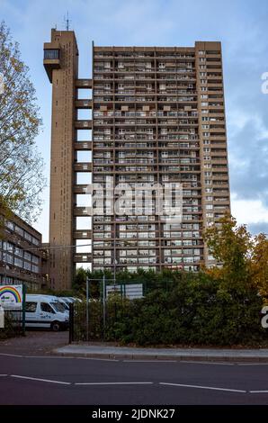 Grade-II-gelisteter Trellick Tower in West London, ein Hochhaus im brutalistischen Stil, entworfen vom Architekten Erno Goldfinger - 2021 Stockfoto