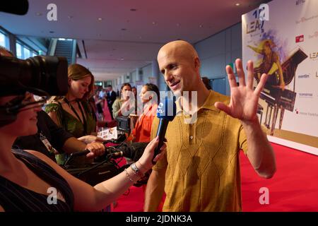 22. Juni 2022, Hessen, Frankfurt/M.: Sängerin Milow läuft auf dem roten Teppich bei der Verleihung des Live Entertainment Awards. Foto: Thomas Frey/dpa Stockfoto