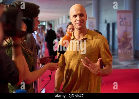 22. Juni 2022, Hessen, Frankfurt/M.: Sängerin Milow läuft auf dem roten Teppich bei der Verleihung des Live Entertainment Awards. Foto: Thomas Frey/dpa Stockfoto