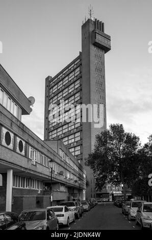 Grade-II-gelisteter Trellick Tower in West London, ein Hochhaus im brutalistischen Stil, entworfen vom Architekten Erno Goldfinger - 2021 Stockfoto