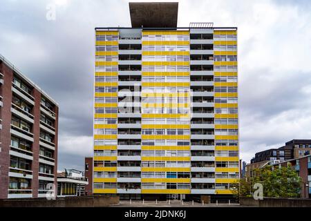 Great Arthur House Tower im Zentrum des Golden Lane Estate in London, 2021. Stockfoto