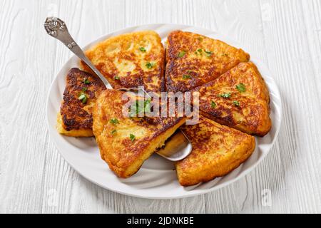 Nahaufnahme von Kartoffelfarbe, Irish Potato Cakes, Kartoffelbrot auf weißem Teller auf Holztisch Stockfoto