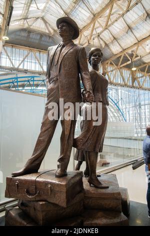 22.. Juni 2022. London, Großbritannien. Das National Windrush Monument in der Waterloo Station. Das National Windrush Monument erinnert an den Beitrag von Einwanderern aus der Karibik, die nach dem 2. Weltkrieg beim Wiederaufbau Großbritanniens geholfen haben. Peter Hogan/ALAMY Stockfoto