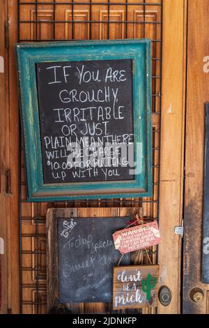 Humorvolles Schild vor einem Geschäft in Oatman Ghost Town, Route 66, Arizona Stockfoto