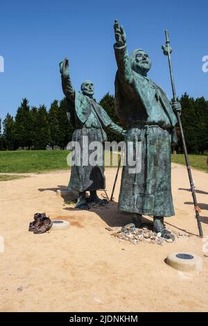 Spanien, Galizien, Monte del Gozo Skulpturen, der Punkt, von dem aus Pilger ihre erste Sicht auf die Kathedrale in Santiago del Compostela erhalten. Stockfoto