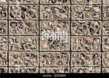 Steinblockwand, verkrustet mit Steinen Stockfoto