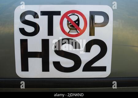 Ickenham, Uxbridge, Großbritannien. 22.. Juni 2022. Die Koordinatorin der Grünen Hillingdon, Sarah Green und die Umweltschützer von Stop HS2, trafen heute vor der Ickenham-Pumpstation die Baroness Jenny Jones von Moulsecoomb von der Grünen Partei. Sie erörterten das enorme Ausmaß von HS2 Arbeiten in diesem Gebiet und die potenziellen negativen Auswirkungen, die HS2 Arbeiten auf die öffentliche Wasserquelle haben, die einen Teil des Londoner Trinkwassers liefert. Quelle: Maureen McLean/Alamy Live News Stockfoto