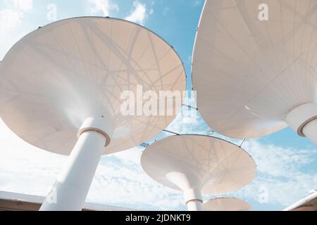 Futuristische architektonische Säulen als abstrakter Hintergrund Stockfoto