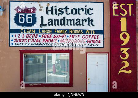 Schild Deluxe Inn Motel an der Route 66 in Seligman Arizona, USA Stockfoto