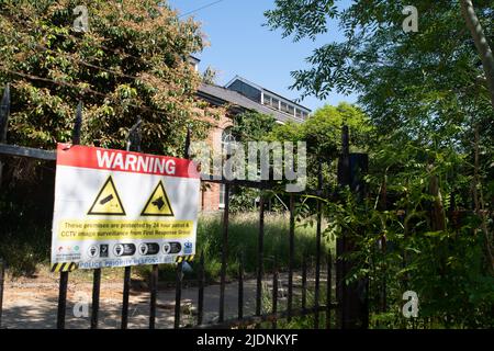 Ickenham, Uxbridge, Großbritannien. 22.. Juni 2022. Die Koordinatorin der Grünen Hillingdon, Sarah Green und die Umweltschützer von Stop HS2, trafen heute vor der Ickenham-Pumpstation die Baroness Jenny Jones von Moulsecoomb von der Grünen Partei. Sie erörterten das enorme Ausmaß von HS2 Arbeiten in diesem Gebiet und die potenziellen negativen Auswirkungen, die HS2 Arbeiten auf die öffentliche Wasserquelle haben, die einen Teil des Londoner Trinkwassers liefert. Quelle: Maureen McLean/Alamy Live News Stockfoto