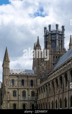 Ely, Vereinigtes Königreich - 12. Juni 2022: Architektonisches Detail der Außenseite der Ely Kathedrale mit dem berühmten achteckigen Turm Stockfoto