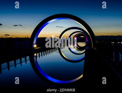 Falkirk, Großbritannien - 19. Juni 2022: Blick auf das Falkirk Wheel bei Nacht mit Lichtern in ukrainischen Farben für Solidarität Stockfoto