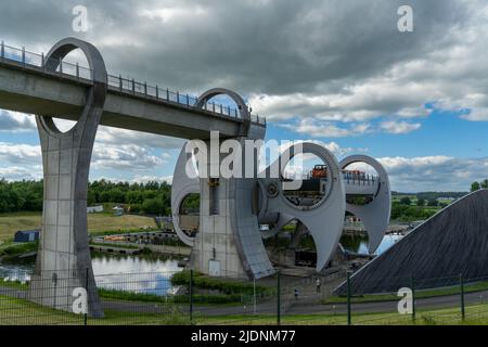 Falkirk, Großbritannien - 19. Juni 2022: Blick auf den hydraulischen Falkirk Wheel-Bootslift, der ein Boot vom unteren zum oberen Kanal transportiert Stockfoto