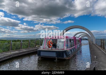 Falkirk, Großbritannien - 19. Juni 2022: Blick auf eine Touristenbootsfahrt auf dem Union Canal nach der Abfahrt. Der hydraulische Bootslift Falkirk Wheel Stockfoto