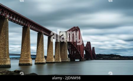 Queensferry, Großbritannien - 21. Juni 2022: Blick auf die historische Freischwinger-Forth-Brücke über den Firth of Forth in Scoltand Stockfoto